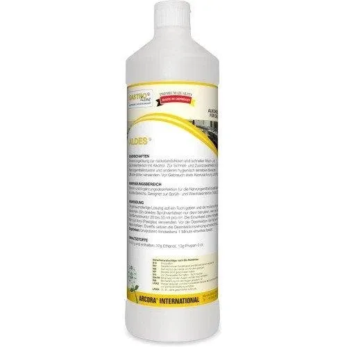 Eine weiße 1-Liter-Flasche mit der Aufschrift "Arcora Aldes Alkoholische Schnelldesinfektion Für Den Lebensmittelbereich" von Arcora International GmbH ist mit einer deutschen Gebrauchsanweisung, einer roten "Premium Quality Made in Germany"-Plakette und Warnhinweisen auf dem Etikett versehen.