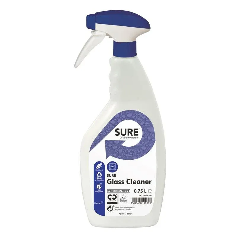 Eine 0,75-Liter-Sprühflasche SURE Glass Cleaner von Diversey Deutschland GmbH & Co. OHG verfügt über einen weißen Körper, einen blauen Auslöser, ein blaues Etikett mit Produktinformationen und Öko-Zertifizierungen und sorgt für eine starke Reinigung für streifenfreie Glasoberflächen.