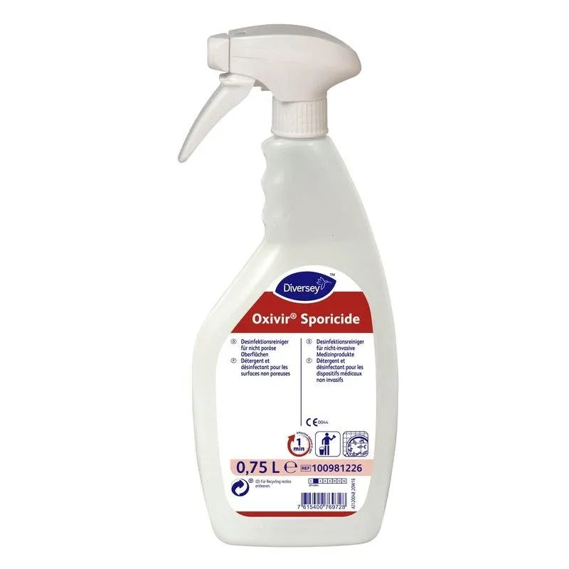 Der 750 ml Oxivir Sporicide Desinfektionsreiniger mit AHP von Diversey Deutschland kommt gebrauchsfertig in einer weißen Sprühflasche mit Schaumsprüher, rot/weißem Etikett, Gefahrensymbolen und weißem Auslöser für eine effektive Desinfektion.