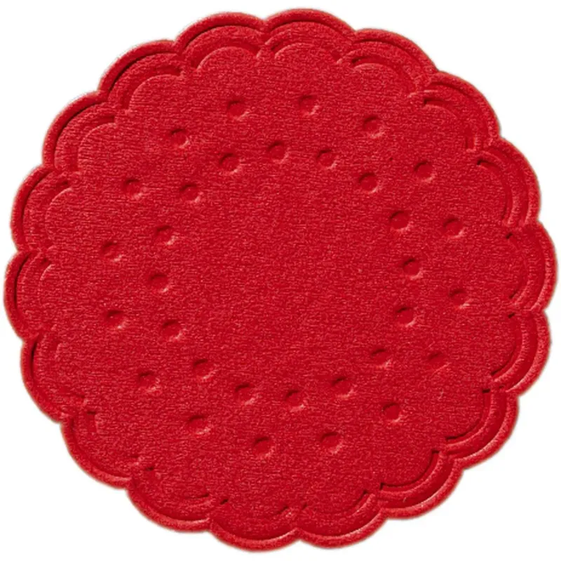 Ein flacher, runder, roter Tassenuntersetzer (Ø 7,5 cm) der Duni GmbH mit gewellten Rändern und symmetrischem Muster, hier auf weißem Hintergrund. Erhältlich in 8er-Sets oder 250er-Packungen für Getränke.