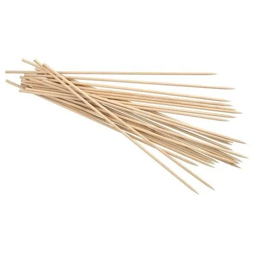 Ein Set PAPSTAR Schaschlikspieße Holz "pure" (Ø 5 mm, 40 cm, 200 Stück) der PAPSTAR GmbH ist in einem zufälligen Stapel auf weißem Grund abgebildet, wobei die hellbraunen Spieße spitze Enden haben.
