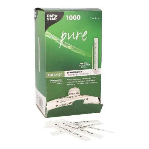 Ein teilweise geöffneter PAPSTAR Zahnstocher "pure" Spenderkarton (1000 Stück) der PAPSTAR GmbH zeigt 6,5 cm runde Holz-Zahnstocher, die einzeln verpackt sind; davor liegen mehrere weiß verpackte Zahnstocher.