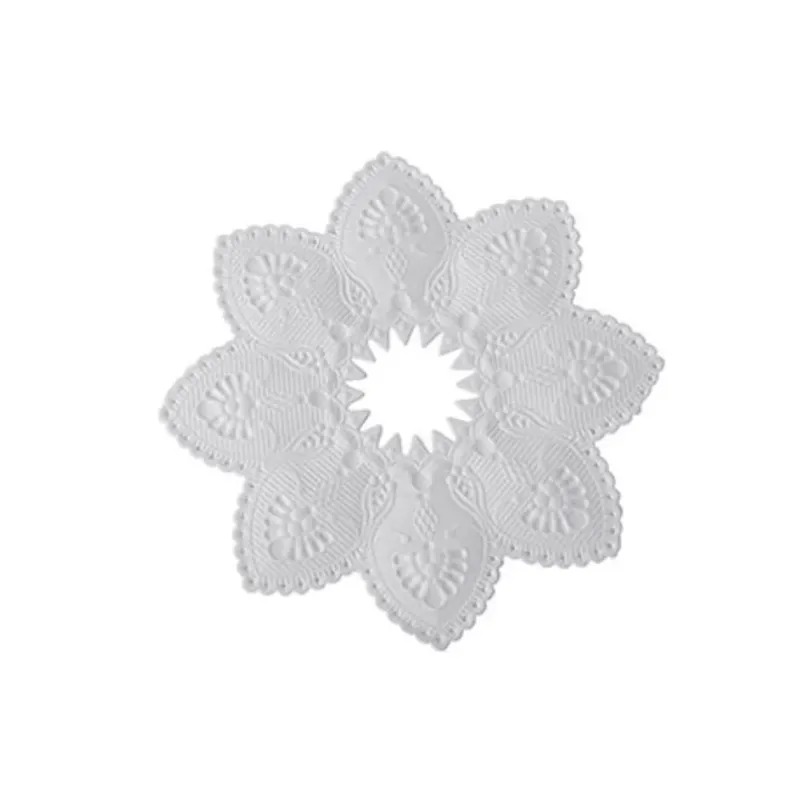 Die PAPSTAR Kerzen-Manschetten rund (10 cm, weiß, 100 Stück) von der PAPSTAR GmbH sind dekorative und elegante runde Papierdeckchen, die sich ideal als stilvolle Kerzenkränze für festlich gedeckte Tische eignen. Sie werden auf einem schlichten weißen Hintergrund präsentiert.