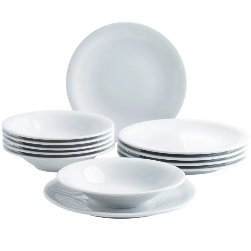 Set aus weißen Geschirrteilen auf einem weißen Hintergrund. Es besteht aus mehreren flachen Tellern, tieferen Schalen und einer großen flachen Platte. Die Geschirrteile sind aus glänzendem Porzellan und in verschiedenen Höhen übereinander gestapelt. Die Anordnung zeigt sowohl die Tiefe der Schalen als auch die Flachheit der Teller, was auf eine vielseitige Nutzung in der Küche hinweist.
