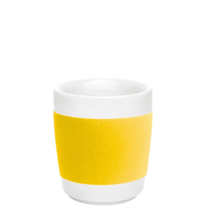 Ein moderner Becher aus weißem Porzellan mit einem auffälligen, matten, gelben Streifen um die Mitte. Der Becher hat eine schlichte, runde Form und eine glatte Innenseite. Die gelbe Oberfläche sorgt für einen fröhlichen Akzent und macht das Geschirr zu einer ansprechenden Ergänzung für jede Tischdekoration. Der Becher eignet sich für heiße und kalte Getränke.