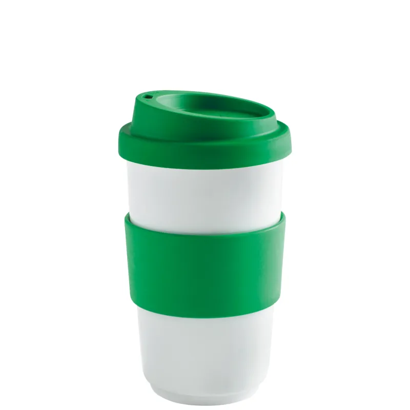 Weißer Kaffeebecher mit grünem Silikonring und passendem Deckel. Der Becher hat eine gerade Form und bietet durch den Silikonring zusätzlichen Halt. Ideal für unterwegs, um heiße Getränke sicher zu transportieren. Der Deckel weist eine kleine Öffnung zum Trinken auf. Der gesamte Becher ist im modernen Design gehalten und kann wiederverwendet werden.