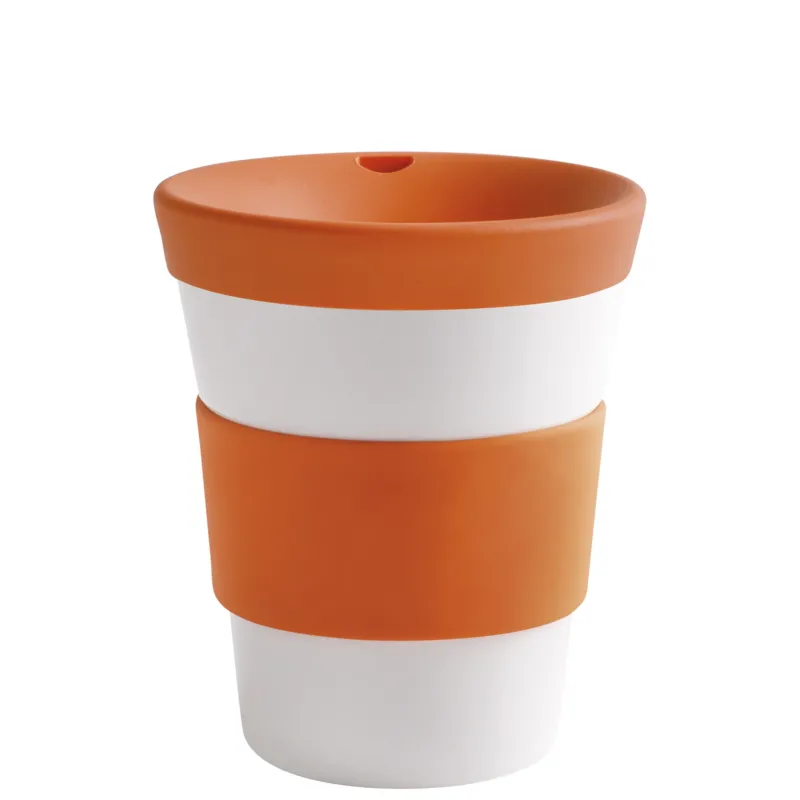 Ein stapelbarer Kaffeebecher aus Kunststoff in Orange und Weiß. Der obere Teil ist orangefarben mit einem kleinen Ausguss, während die unteren zwei Schichten abwechselnd in Weiß und Orange gehalten sind. Der Becher hat eine runde Form und eine glatte Oberfläche, ideal für heiße Getränke.