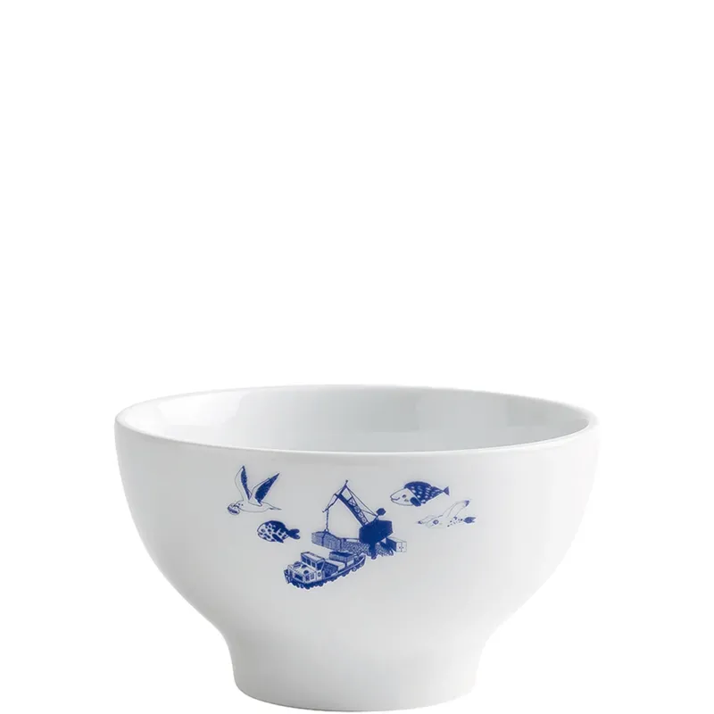 Eine weiße Schüssel mit blauen Dekorativen Motiven, die ein Schiff, einige Fische und fliegende Vögel zeigt. Die Schüssel hat eine runde Form und einen schlichten, eleganten Rand. Die Illustrationen sind detailliert und vermitteln ein maritimes Thema. Die Innenseite der Schüssel ist glatt und klar, während die Außenseite das kreative Design zeigt. Ideal für Servieren oder Dekorieren.