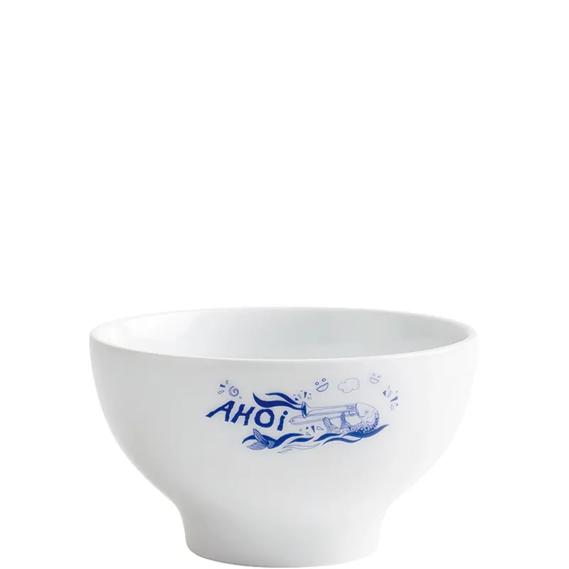 Weiße Schüssel aus Keramik mit blauer, maritimer Dekoration. Auf der Außenseite ist das Wort „АHОЙ“ (Ahoi) sowie eine stilisierte Darstellung eines Meereslebewesens und Wasserwellen abgebildet. Die Schüssel hat eine runde Form und eine glatte Oberfläche, ideal für den Einsatz in der Küche oder beim Servieren von Speisen.
