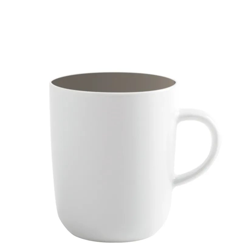 Ein zylindrischer Kaffeebecher mit Henkel. Die Außenseite ist weiß und die Becherinnenseite ist braun-grau.