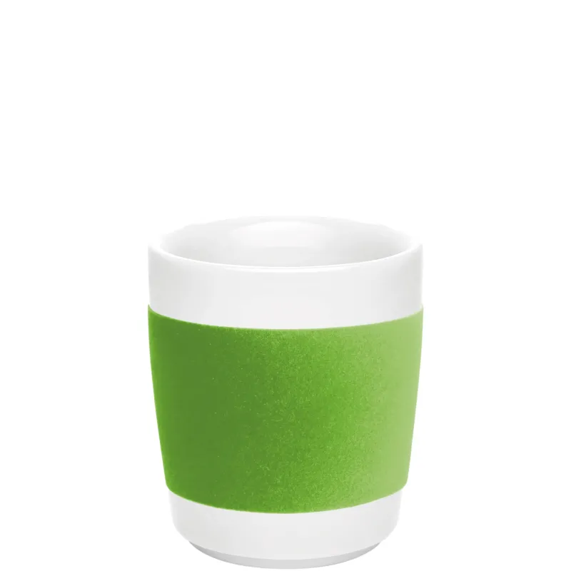 Ein modernes, weißes Kaffeeglas mit einem breiten, leuchtend grünen Silikonband um die Mitte. Das Glas hat eine runde Form und eine glatte Oberfläche. Der obere Rand des Glases ist leicht gewölbt, und das Innere ist ebenfalls weiß. Das Design ist schlicht und minimalistisch, geeignet für den täglichen Gebrauch oder als dekorativer Zusatz auf einem Tisch.