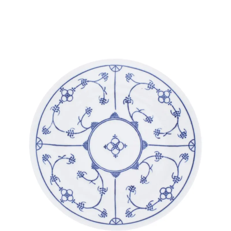 Ein runder Teller mit einem feinen, blauen Muster auf weißem Hintergrund. Das Design zeigt florale Motive und geometrische Formen, die symmetrisch angeordnet sind. Die Konturen sind klar definiert, und der Teller hat eine schlichte, elegante Form. Ideal für die Präsentation von Speisen oder als dekoratives Element.