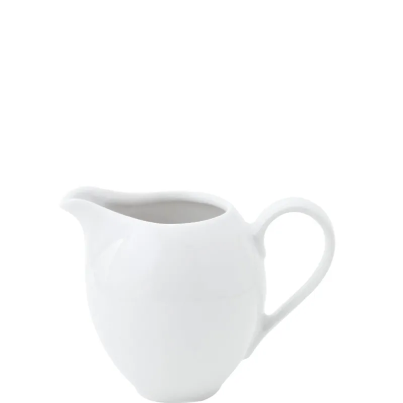Ein schlichtes, weißes Milchkännchen aus Porzellan mit einer sanften, geschwungenen Form und ohne Verzierungen. Das Kännchen hat einen kleinen, schmalen Ausguss und einen ergonomischen Henkel, der eine einfache Handhabung ermöglicht. Es steht auf einer neutralen Fläche und wirkt elegant und zeitlos. Ideal für den Einsatz bei Teestunden oder zum Servieren von Saucen.