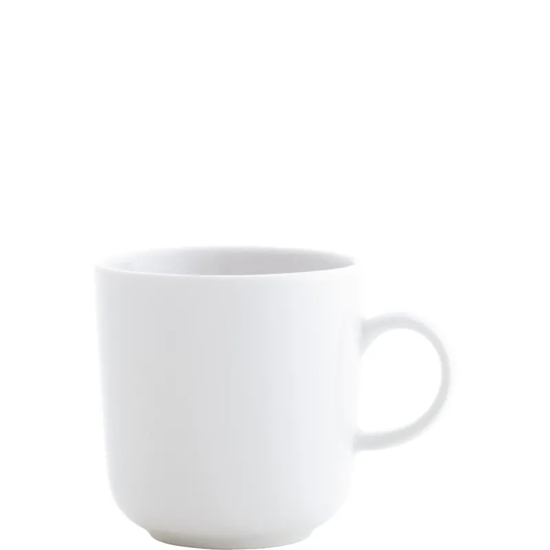 Eine schlichte, weiße Keramiktasse steht auf einem weißen Hintergrund. Die Tasse hat eine runde Form und einen seitlichen Henkel. Der Innenraum ist ebenfalls weiß und glatt, ohne Dekoration. Die Tasse strahlt Einfachheit und Eleganz aus, was sie vielseitig für verschiedene Getränke macht.
