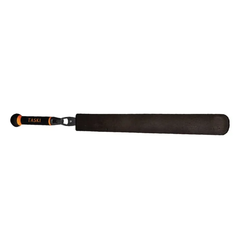 Der Jonmaster UltraPlus Interior Mop Halter von Diversey Deutschland GmbH & Co. OHG ist ein flexibles, schwarzes, rechteckiges Reinigungswerkzeug mit gepolstertem Griff, orangefarbenem "TASKI"-Label und Endschlaufe, das für die gründliche Reinigung konzipiert ist.
