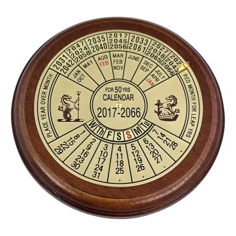 Dauerkalender auf Holzsockel – eleganter Messing Kalender im Vintage Stil