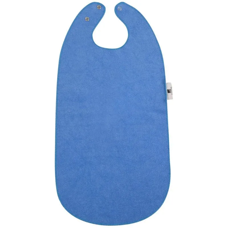 Der "Speiselatz Waschbar f. Kinder, 28x58,5 cm, Blau" von Abena Re-Seller GmbH ist ein blaues, waschbares Lätzchen mit zwei Metallknöpfen im Nacken und einem weißen Etikett am rechten Rand, flach auf weißem Hintergrund. Verkauft in Kartons (10er-Pack).