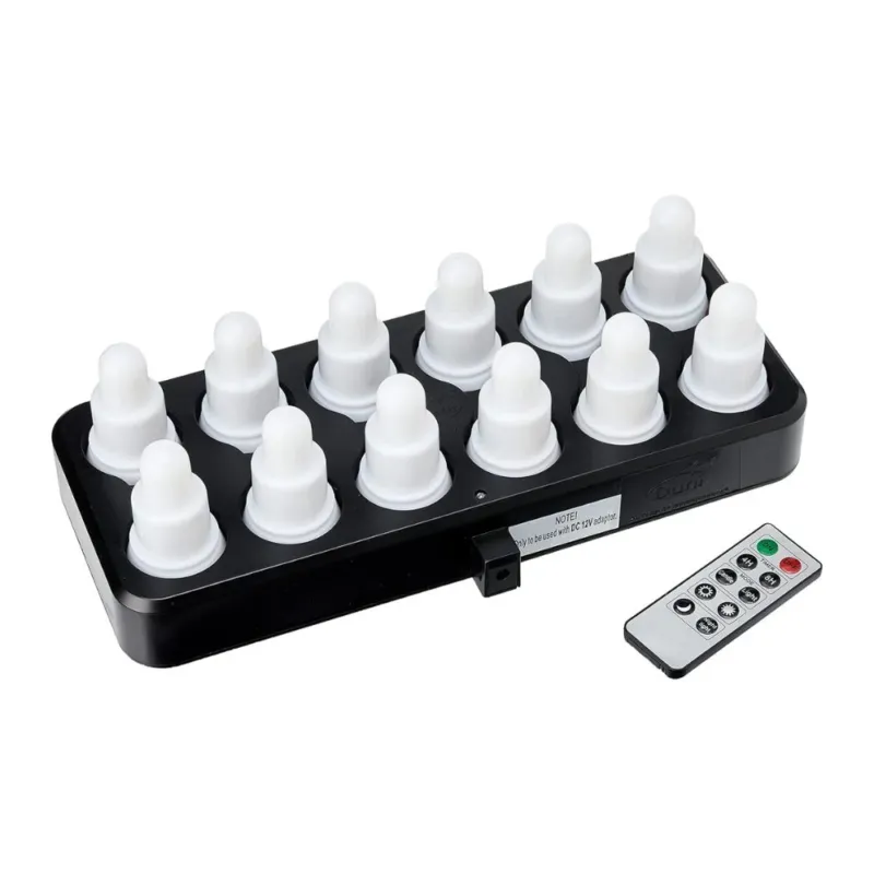 Eine schwarze Ladestation hält zwölf weiße, zwiebelförmige Leuchten aus dem Duni GmbH LED Set, Warmweiß & Multicolor - 12 Stück Farbwechsel Leuchten. Daneben befindet sich eine rechteckige Fernbedienung zur einfachen Steuerung von Farbe und Modus.