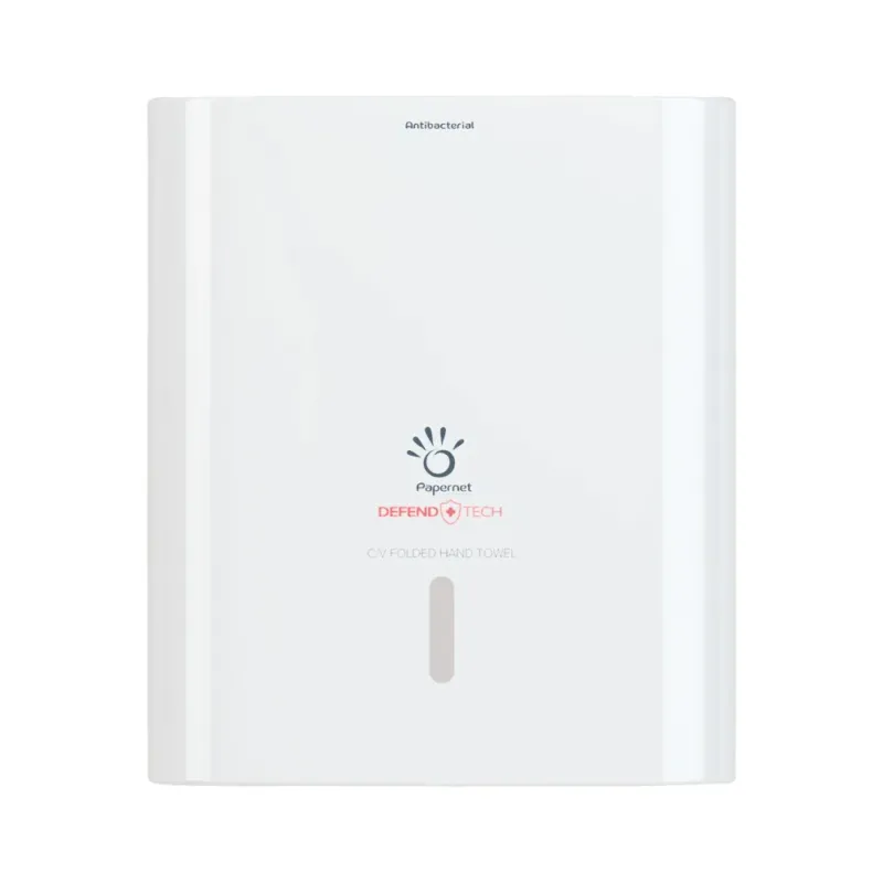 Ein weißer, an der Wand befestigter Papernet Antibakterieller Spender für C/V-Falz Falthandtücher mit dem Logo der Sofidel Germany GmbH Defend Tech Technologie mit den Aufdrucken „antibakterieller Spender“ und „CV Folded Hand Towel“. Auf der Vorderseite ist ein schmaler vertikaler Schlitz sichtbar.