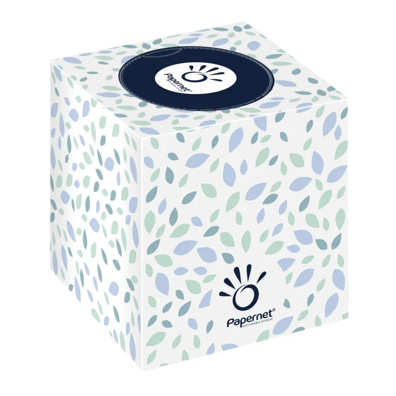 Ein Papernet CUBE von Sofidel Germany GmbH ist ein weißer Würfel mit blauen und grünen Blattmustern und Logo, der dank seiner weichen 2-lagigen Tücherzusammensetzung ideal für empfindliche Haut ist. Die Box enthält 16 Würfel mit jeweils 88 Tüchern höchster Qualität.