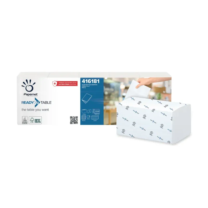 Eine Hand zieht eine Serviette aus der Papernet ¼ Falz Servietten-Verpackung der Sofidel Germany GmbH, die stolz das FSC-zertifizierte Label präsentiert. Die Verpackung, verziert mit einem blauen Logomuster, präsentiert wichtige Details wie den Artikelcode 416181, der die Exzellenz der Ready Table Technologie verkörpert.
