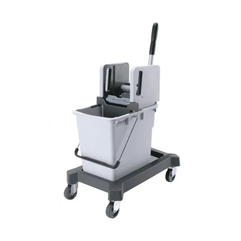 Das Vileda Vertikale Presse-Einzeleimersystem von Vileda GmbH umfasst einen grauen Wischeimer mit Vertikalpresse-Wringer, der auf einem Fahreimer-Rollwagen montiert ist. Der Wagen ist mit vier Rollen und einem schwarzen Griff für müheloses Manövrieren ausgestattet und spiegelt das CombiSpeed-Design von Vileda Professional wider.