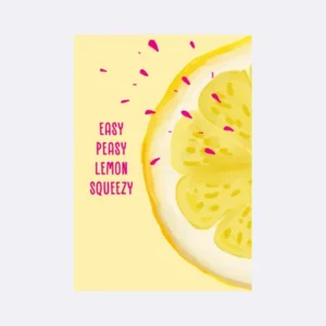 Postkarte mit geometrischem Lemomotiv und Schriftzug "EASY PEASY LEMON SQUEEZY" auf gelbem Hintergrund