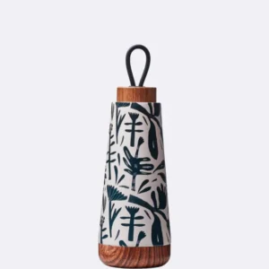 Flasche mit Deckel aus Holz mit Trageschlaufe in weiß mit schwarzem Muster