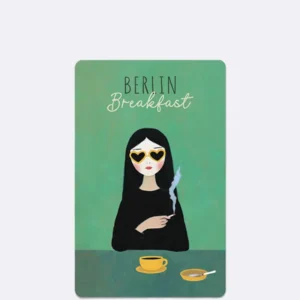 Mini Postkarte mit Illustration einer Frau und gelber Tasse, Schriftzug "BERLIN Breakfast"