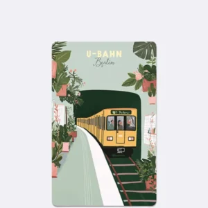 Mini Postkarte mit gelbem U-Bahn-Zug und grüner Pflanzenumgebung mit Schriftzug "U-BAHN Berlin"