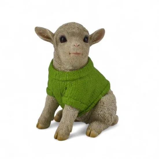 Deko Lamm mit grünem Strickpullover aus Kunstharz – niedliche Tierfigur für Haus und Garten